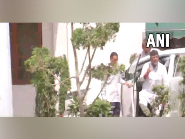 Next K'taka CM suspense: DK Shivakumar arrives at Mallikarjun Kharge's residence