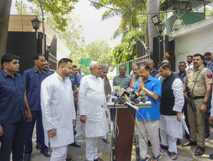 Nitish Kumar meets Kejriwal in Delhi, assures support to AAP govt amid tussle with Centre