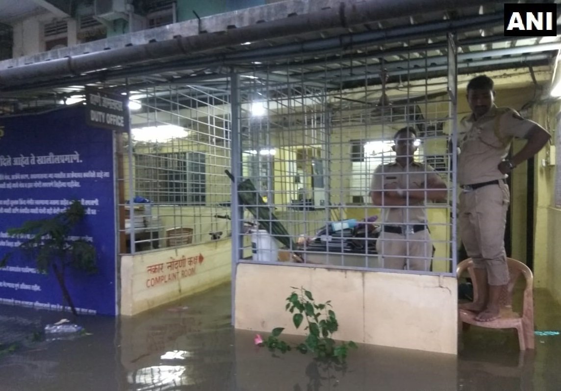 “Dereliction of Duty: Vakola Police Station Refuses FIR in Cognizable Fraud Case”