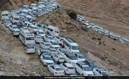 Smog Drives Delhi Residents to Hills, Rohtang Pass Chokes Under Traffi