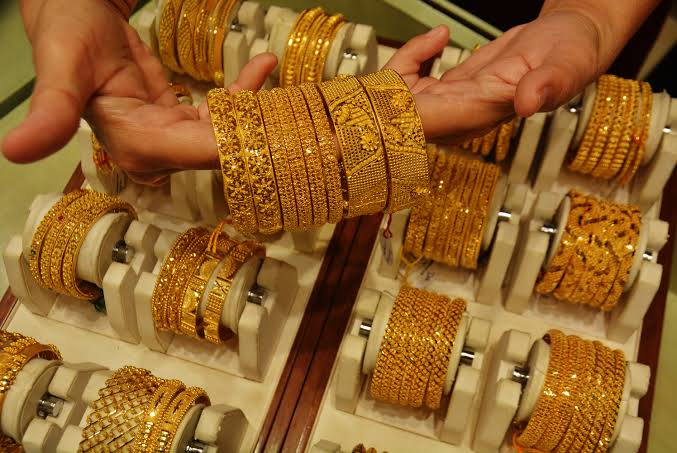 Gold rises Rs 1,400 to Rs 1,60,900/10g; silver stays flat in Delhi